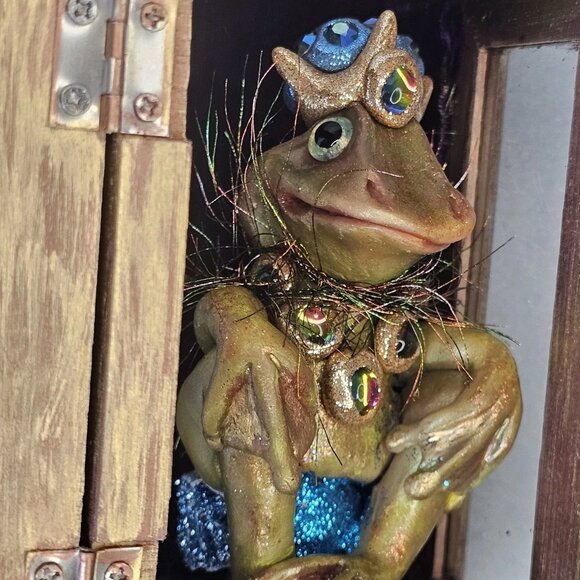 Prince Frog Shadowbox Resin Unique Gift Gold 3D Artisan Made Signed Mardi Gras - Picture 3 of 16